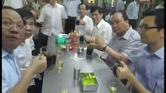 Clip: Thủ tướng Nguyễn Xuân Phúc và PTT Vũ Đức Đam ăn phở, uống cà phê bình dân