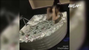 Clip cô gái tắm bằng tiền gây tranh cãi trên mạng xã hội