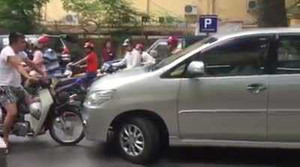 Clip: Ôtô lấn làn giờ cao điểm bị xe máy chặn đầu, bắt xin lỗi