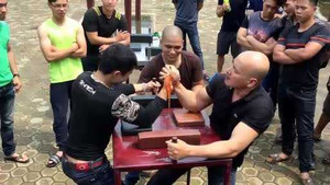 Hotboy vô địch vật tay thế giới thua 'ông chú' 44 tuổi ở Phú Thọ