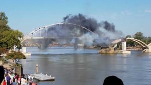 Bị thuốc nổ công phá, cây cầu gần trăm tuổi... vẫn đứng trơ trơ