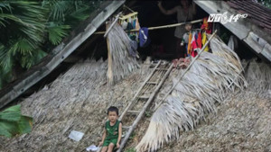 Xót xa hình ảnh những đứa trẻ co ro trong lũ dữ ở miền Trung