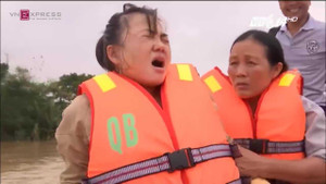 Rơi nước mắt cảnh sản phụ khổ sở 'vượt cạn' trong mưa lũ