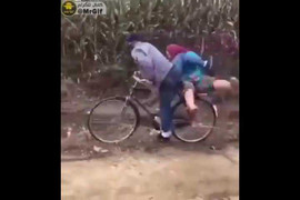 Đạp xe chở người yêu đi chơi và cái kết bi hài