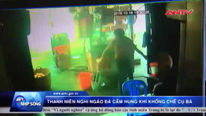 Clip 'ngáo đá' cầm xiên nhọn khống chế, dọa giết cụ bà