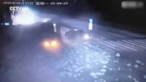 Dừng chờ đèn đỏ, lái xe taxi chết oan uổng