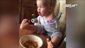 Khâm phục bé gái 2 tuổi không tay ăn uống thành thạo bằng chân