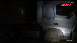 Container 'điên' tông sập nhà, cả gia đình hút chết