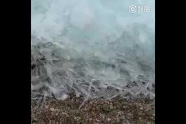 Sóng đóng băng ngoạn mục ở hồ nước sâu nhất thế giới