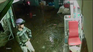 Táo tợn xông vào tiệm uốn tóc giật điện thoại