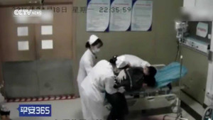 Làm việc liên tục 32 tiếng, bác sĩ thổ huyết, mất gần 2 lít máu