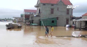 Dân Quảng Bình lại trắng đêm chạy lụt