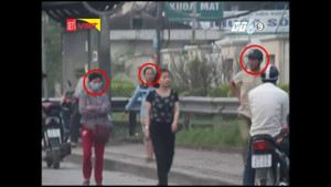 Clip rõ nét các màn dàn cảnh móc túi tinh vi ở Hà Nội và Bình Dương