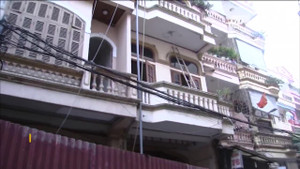 Cận cảnh những ngôi nhà nghiêng như tháp Pisa giữa Hà Nội