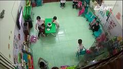 Phẫn nộ clip cô giáo mầm non liên tiếp đổ sữa vào miệng, đá trẻ khi ngủ trưa