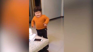 Cậu bé tóc 'mì tôm' tái xuất, nhảy cực dễ thương 'đốn tim' cư dân mạng