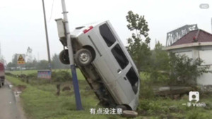 Tai nạn oái oăm: Ôtô 'leo' cột điện, cắm đầu xuống đất