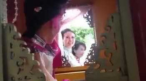 Cười té ghế với hậu trường cảnh ngồi kiệu trong phim cổ trang Trung Quốc