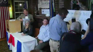 Clip: Clinton đánh bại Trump ở điểm bỏ phiếu đầu tiên