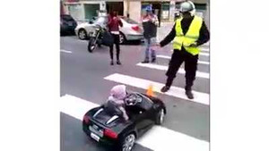 Lái ôtô đồ chơi ra đường, tài xế nhí bị CSGT 'hỏi thăm'