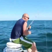 Clip: Câu phải 'quái cá', cần thủ bị lôi thẳng xuống biển