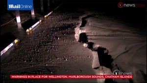 Đường nứt toác, nhà cửa ngổn ngang sau động đất ở New Zealand