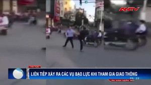 Ngán ngẩm clip lái xe đánh nhau như phim chưởng sau va chạm, dân đứng reo hò, cổ vũ