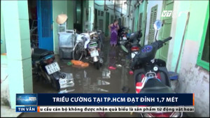 Clip: Triều cường đạt đỉnh 1,7 mét, người Sài Gòn bì bõm đi làm, đi học