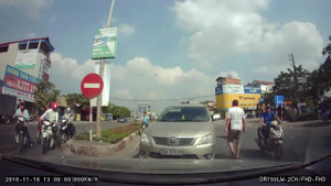 Ôtô đi ngược chiều gặp phải tài xế 'cứng'