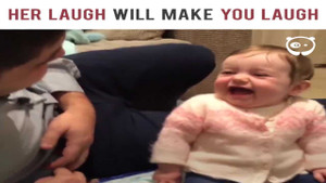 Em bé cười giòn tan khi nghe bố nói chuyện