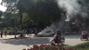 Clip ôtô bất ngờ bốc cháy, xì khói trên phố ở Hà Nội