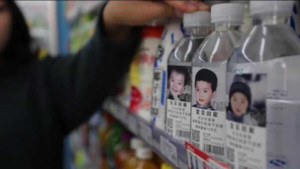 Công ty nước khoáng in hình trẻ mất tích lên nước đóng chai