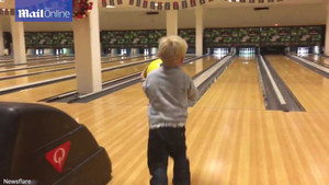 Cú ném bowling may mắn đến khó tin của bé trai