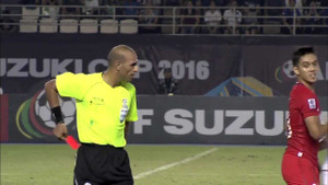 Cầu thủ Singapore tung đòn kungfu triệt hạ rợn người