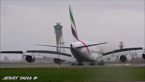 Nghẹt thở clip máy bay chở khách lớn nhất thế giới vật lộn hạ cánh kiểu 'con cua'