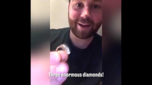 Bé gái tiểu học được cầu hôn bằng nhẫn kim cương 'khủng' khiến bố mẹ choáng