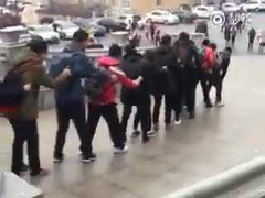 Sinh viên Trung Quốc 'nối đuôi' nhau lướt trên đường đóng băng tới trường