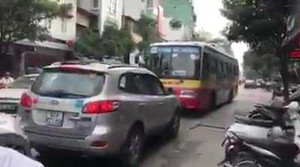 Xe buýt nghênh ngang lấn làn, bị ôtô đấu đầu ép lùi trên phố Hà Nội