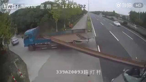 Xe tải chở thanh sắt 'khủng' gây họa thảm khốc cho xe con