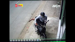 Clip: Dựng xe trước cửa vào cất đồ, mất xe trong vòng chưa đến 10 giây