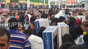 Biển người tràn vào siêu thị, mua sắm điên cuồng trong ngày Black Friday