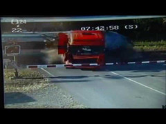 Xe container bị 'bẫy' trong rào chắn đúng lúc tàu hỏa cắt qua và cái kết không tưởng