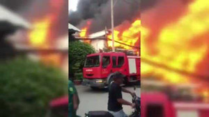 Clip xưởng nệm mút ở TP.HCM cháy ngùn ngụt, khói lửa cuồn cuộn bao trùm