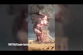 Nổ nhà máy lọc dầu lớn nhất Italy, khói lửa cuồn cuộn nhuộm đen trời