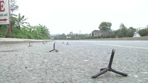 'Đinh tặc' ở Thanh Hóa rải đinh 5 đầu gớm ghiếc dày đặc quốc lộ