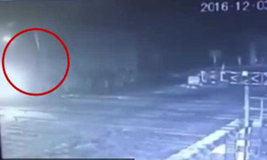 Tàu hỏa đâm nát xe tải, tài xế nhanh chân nhảy khỏi cabin thoát chết