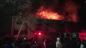 Nhà kho cháy ngùn ngụt trong đêm, ít nhất 33 người chết