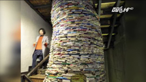 Mẹ làm tháp sách 10.000 cuốn phản đối con học nhiều