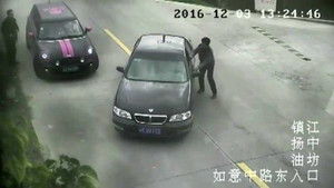 Tài xế bất cẩn, lùi xe đốn ngã xe máy rồi lao thẳng xuống sông