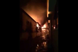 Clip khu công nghiệp ở Hà Nội cháy ngùn ngụt trong đêm